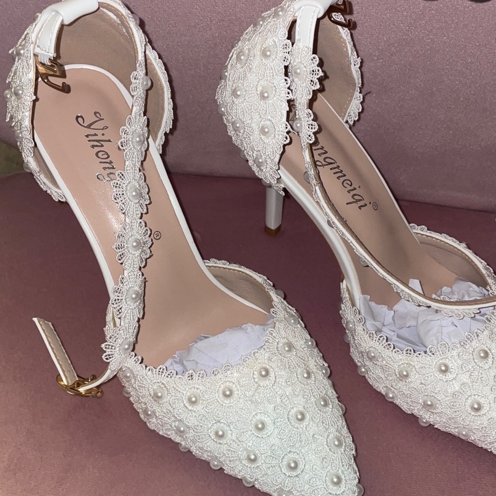 Elegant White Lace Heels - Picture 2 of 3